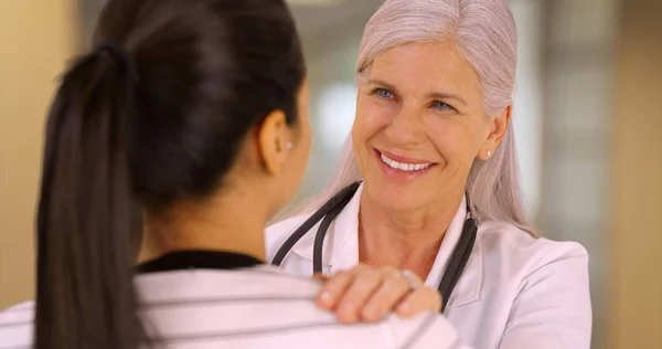 Ένας Χαμογελαστός Γιατρός Μιλά Έναν Από Τους Ασθενείς Της — Φωτογραφία Αρχείου