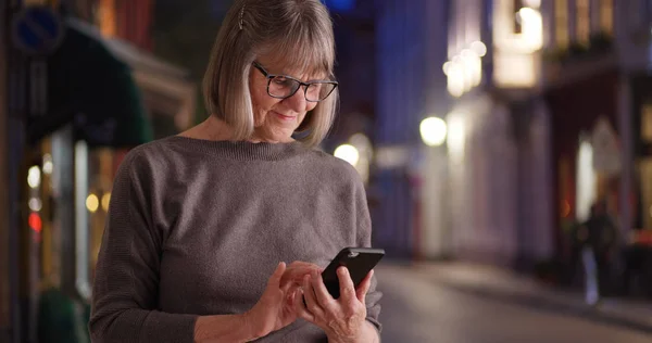 Mooie Rijpe Vrouw Met Behulp Van Telefoon Signaal Stad Straat — Stockfoto