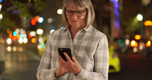 Gelukkig Ouderdomsdeken Texting Vriend Mobiel Buiten Stad Straat Nachts — Stockfoto