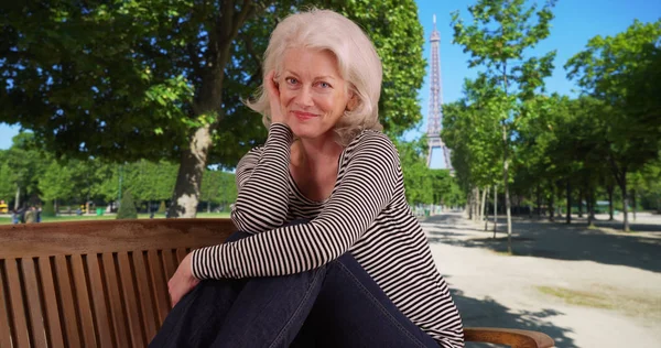 Rijpe Vrouw Toeristische Vakantie Parijs Zit Bankje Door Eiffel Tower — Stockfoto