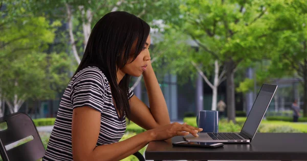 Atractiva Mujer Negra Aire Libre Bebiendo Café Navegando Computadora Portátil — Foto de Stock