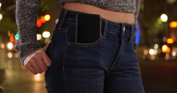 Close Seção Meio Menina Com Telefone Celular Rua Cidade Noite — Fotografia de Stock