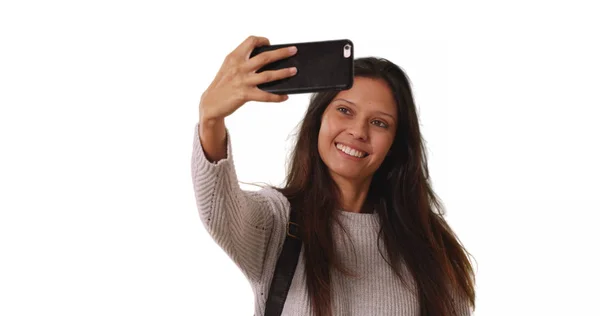 Vacker Kvinna Grå Tröja Tar Telefonen Selfie Vit Bakgrund — Stockfoto