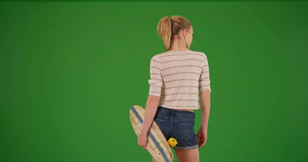 Οπίσθια Όψη Της Χιλιετούς Σκέιτερ Κορίτσι Skateboard Στέκεται Στην Πράσινη — Φωτογραφία Αρχείου