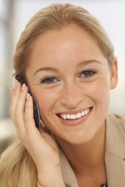 クローズ アップ オフィス内携帯電話を使用して 若いビジネス女性の肖像画 — ストック写真