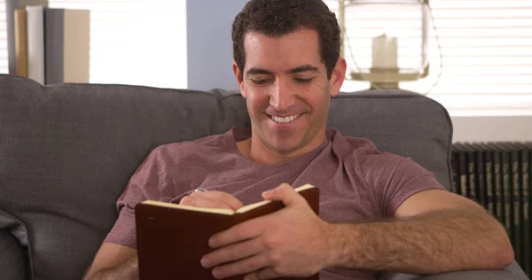 Hombre Escribiendo Pensamientos Diario — Foto de Stock