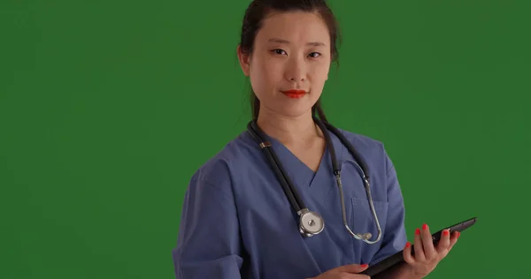 Kvinnliga Asiatiska Läkare Poserar Med Bärbar Handdator Grön Skärm — Stockfoto