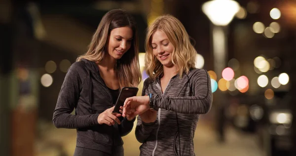 Par Damas Bonitas Traje Entrenamiento Comprobando Teléfono Reloj Pulsera Fuera — Foto de Stock