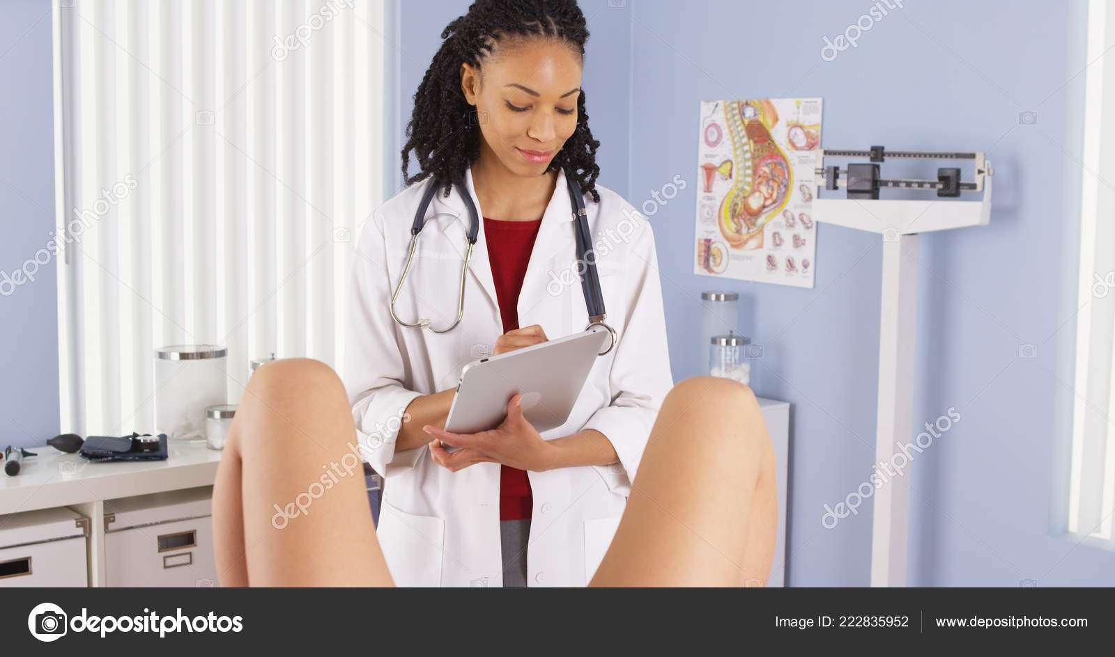 Красивая девушка захотела обследоваться у врача