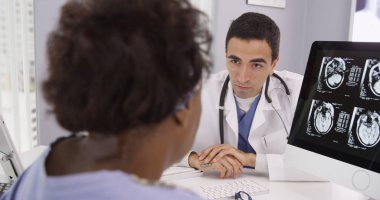 Siyah kadın onun kafatası ct tarama doktorlar bilgisayarda arıyor görünümünü kapat