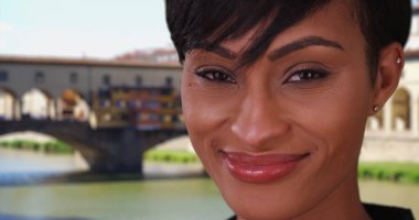 Ponte Vecchio yakınındaki kamera Floransa gülüp içinde seyahat karışık yarış erkek