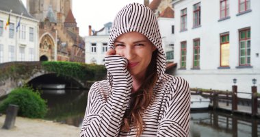 Güzel beyaz Bruges Belçika keşfetmek süre dışarı kameraya gülümseyen bin yıllık
