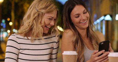 Champs Elysees caddesi Paris telefon resimleri bakarak iki çekici kadın