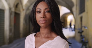 Kameraya bakıyor bak Floransa sokakta bir büyüleyici ile Afrika kadın