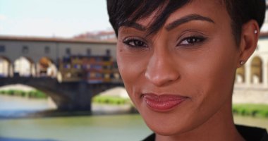 Ponte Vecchio yakınındaki kamera Floransa gülüp içinde seyahat karışık yarış erkek