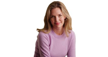 Çekici sarışın kazaklı kameraya gülümseyen kadın kapatmak 