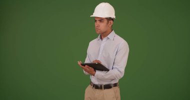 Latin mimar yüklenici yeşil ekran aygıtta pad ile zor şapka