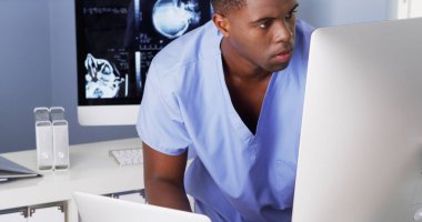 Afrika kökenli Amerikalı doktor bilgisayar ve dizüstü bilgisayar çalışma