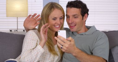 Ailesi ile Smartphone-e doğru webcam kullanarak çift