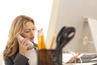 İşkadını hesap makinesini kullanarak telefon yakın çekim