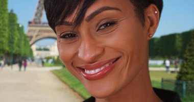 Karışık yarış genç bayan kamera Paris Eiffel Tower yakınındaki bakarak tatil