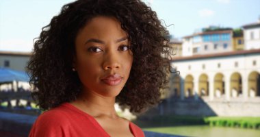 Güneşli günde kamera Floransa İtalya bakarak Afrikalı bin yıllık Bayan