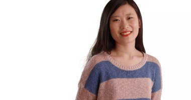 Mutlu genç kadın üzerinde boşaltmak izole kamera için gülümseyen