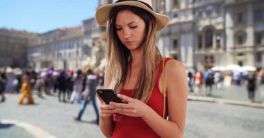 Kırmızı top cep telefonuyla Roma İtalya ise şık kadın