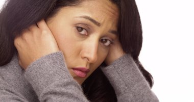 Beyaz arka plan üzerinde anksiyete ile Meksikalı kadın