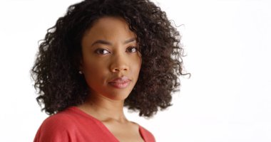 Kendine güvenen ciddi Afrikalı-Amerikalı kadın kamera beyaz arka plan üzerinde seyir