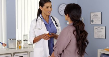 Afrika kökenli Amerikalı doktor reçete İspanyol hastaya açıklayan