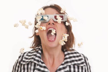 3d gözlük ve havada patlamış mısır ile genç kadın portresi önden görünüm