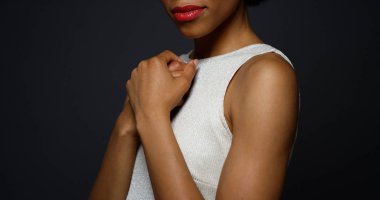 Zenci kadın beyaz bir elbise içinde ayakta