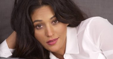 Çekici İspanyol kadın kanepede yalan