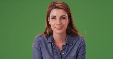 20'li yeşil ekranda kameraya bakarak çekici esmer kız