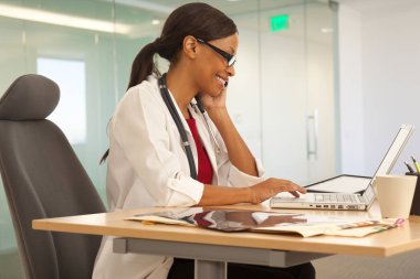 Genç kadın doktor telefonda görev ve bilgisayarda yazarak Çift Kişilik portresi