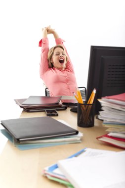 Genç iş kadını masada germe