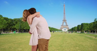 Mutlu beyaz çift balayına Paris