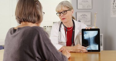 Kıdemli doktor hasta tablet x-ışını
