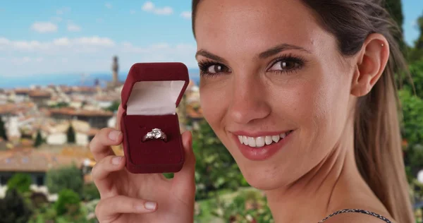快乐的千禧女孩炫耀订婚戒指 而在佛罗伦萨意大利 — 图库照片