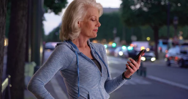 Aktiv Senior Kvinna Med Mobiltelefon Stad Gata Natten För Att — Stockfoto