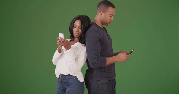 Couple Standing Back Back Texting Cell Phones Green Screen — Stock Photo, Image
