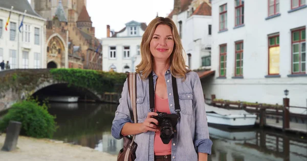 Retrato Mulher Turista Com Sua Câmera Bruges — Fotografia de Stock