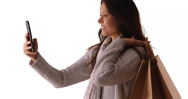 Piękna Kobieta Bierze Telefon Selfie Podczas Przenoszenia Torby Zakupy Studio — Zdjęcie stockowe