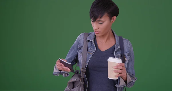 Mujer Negra Sacando Pasaporte Del Bolso Mientras Sostiene Café Pantalla —  Fotos de Stock