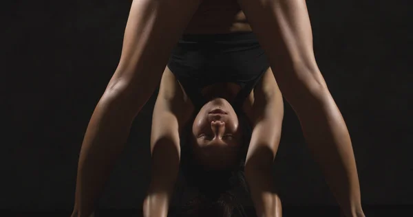 活跃的亚洲体操女子伸展身体 — 图库照片
