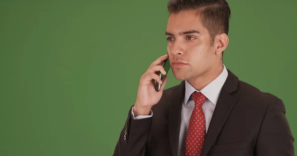 Fiatal Latin Amerikai Üzleti Szakmai Beszél Zöld Képernyő Smartphone — Stock Fotó
