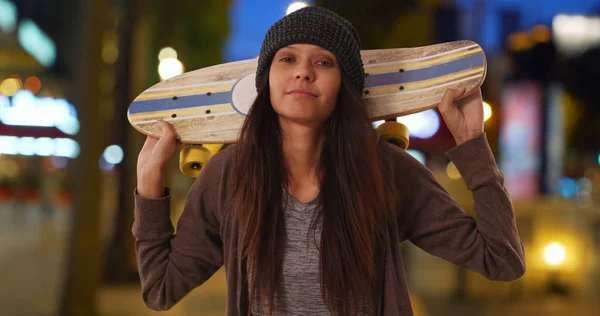 Hipster Κορίτσι Skateboard Βλέπουν Φωτογραφική Μηχανή Στην Πόλη Νύχτα — Φωτογραφία Αρχείου
