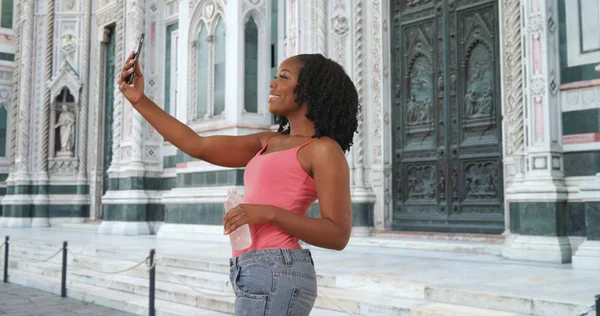 Carino Nero Femmina Prende Selfie Con Smartphone Fuori Cattedrale Firenze — Foto Stock