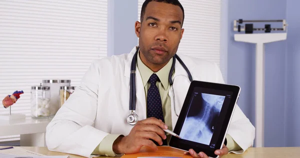 Afrikanischer Arzt Spricht Mit Röntgenbild Auf Tablet — Stockfoto